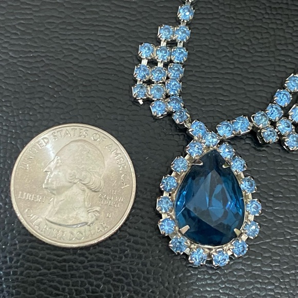 Vintage Unsigned Juliana? Blue Teardrop Pendant Rhinestone Silver Tone Necklace - Picture 3 of 13